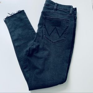 WRANGLER black high-rise skinny jeans ripped knee frayed hems size 29X28